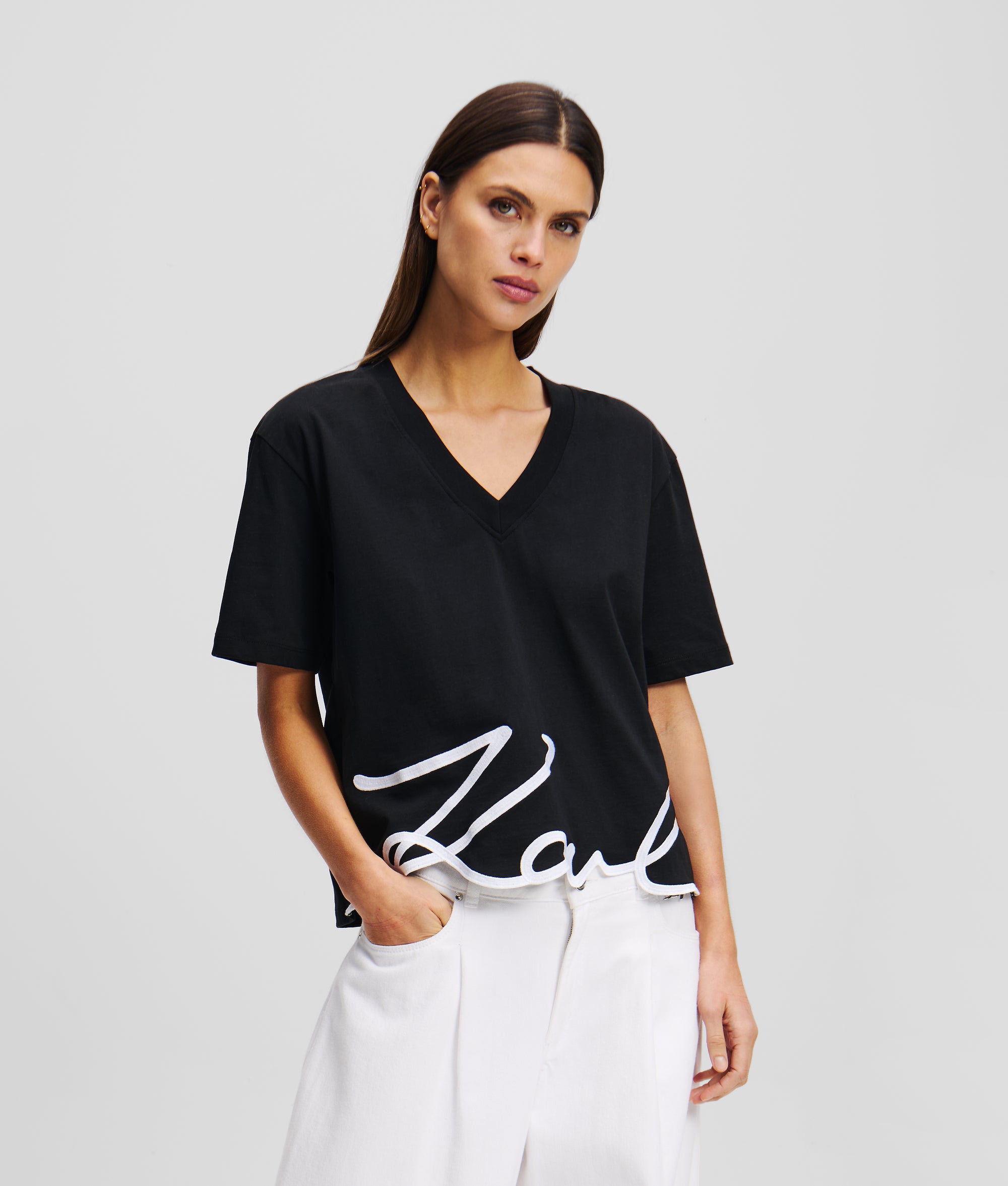 SIGNATURE V-NECK T-SHIRT